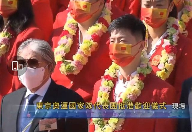 照片中，“艾米丽”莉莉·柯林斯与剧中好闺蜜阿什利·朴亲密相拥，开怀大笑，主创们的大合影也十分融洽有爱。
